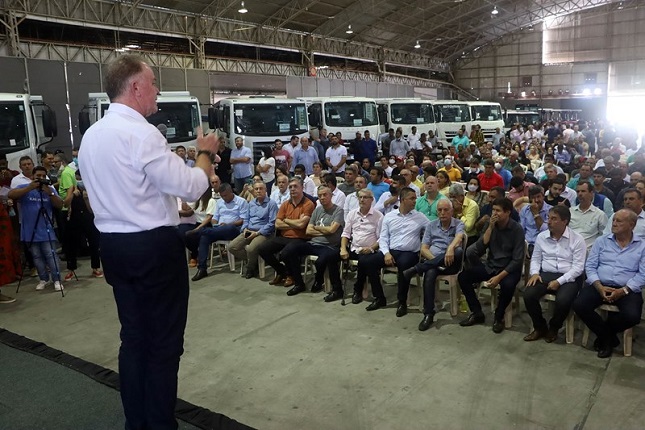 Governador Casagrande entrega equipamentos para melhoria da infraestrutura rural capixaba.