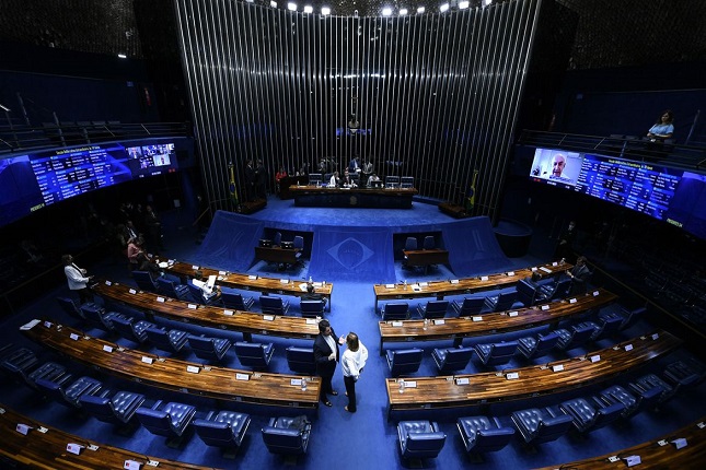 Senado aprova redução na idade mínima para laqueadura.