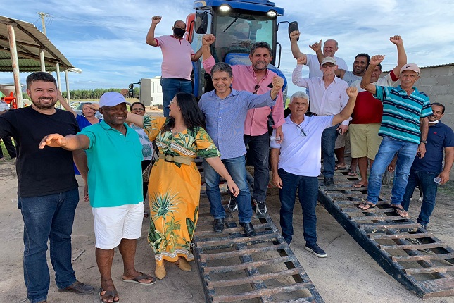 Deputado Freitas entrega equipamentos agrícolas a associações rurais.