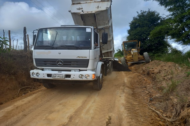 Prefeitura Municipal de Conceição da Barra intensifica recuperação das estradas e preparo de solo na zona rural.