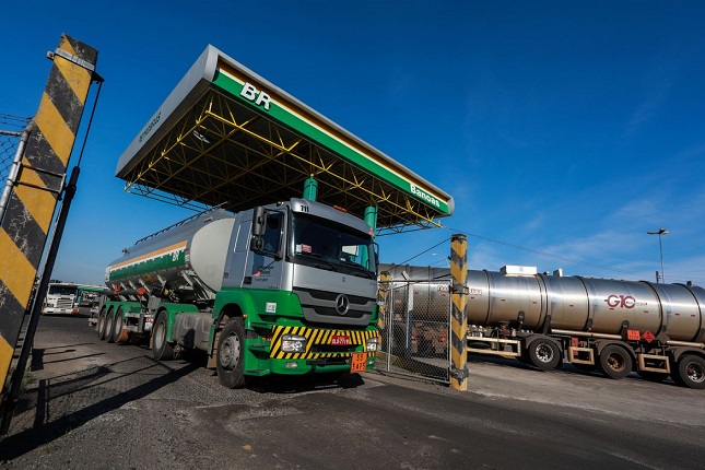 Petrobras anuncia para amanhã mais uma redução no preço da gasolina para distribuidoras.