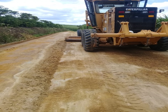 Prefeitura Municipal de Conceição da Barra-ES inicia operação de recuperação das estradas rurais do município. 