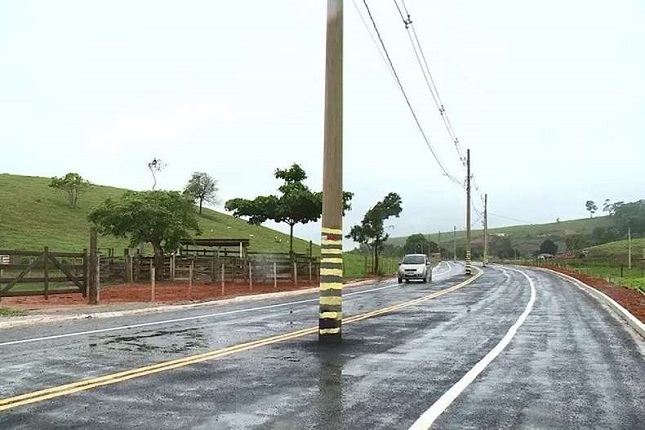 TCE-ES cobra esclarecimentos da Prefeitura de Presidente Kennedy sobre postes no meio de rodovia.