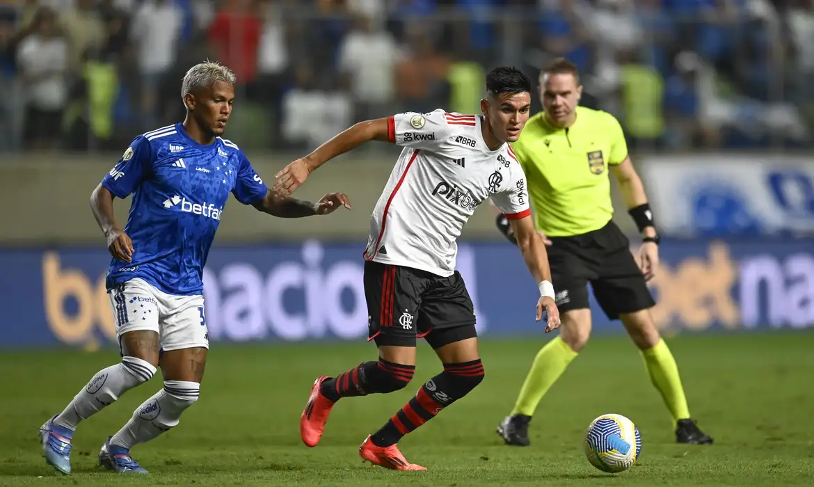 Com gol de David Luiz, o Flamengo vence Cruzeiro em Belo Horizonte.