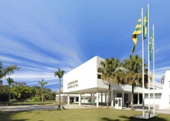 Deputados de Goiás aprovam ‘Bolsa Arma’ para mulheres vítimas de violência