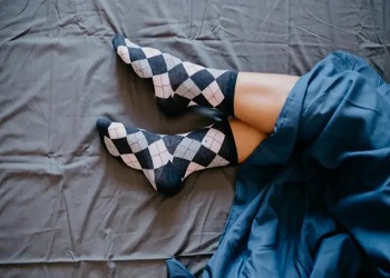 Dormir com ou sem meias? Especialistas explicam o que é melhor