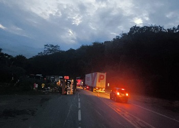 Acidente na BR-101 deixa dois mortos e mais de 20 feridos; rodovia é fechada